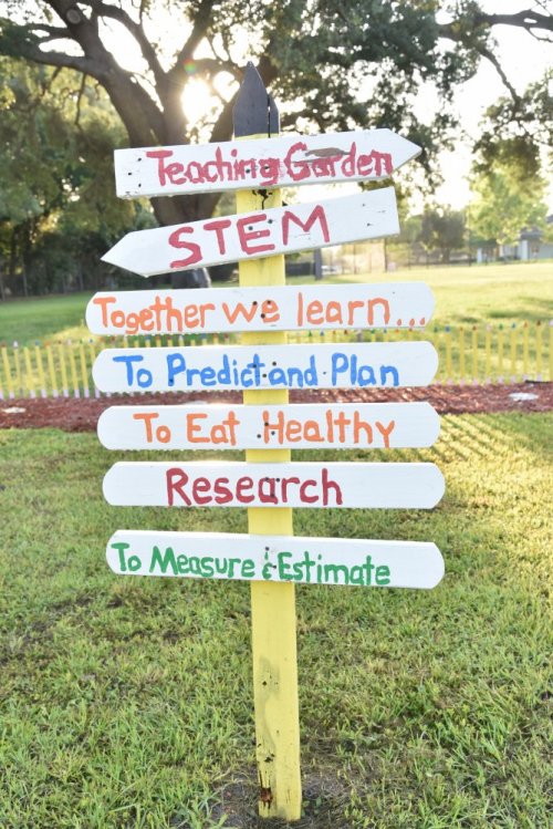 Sign in the healthy teaching garden (Orlando Health).